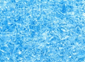 Как самостоятельно растопить лед на лобовом стекле авто